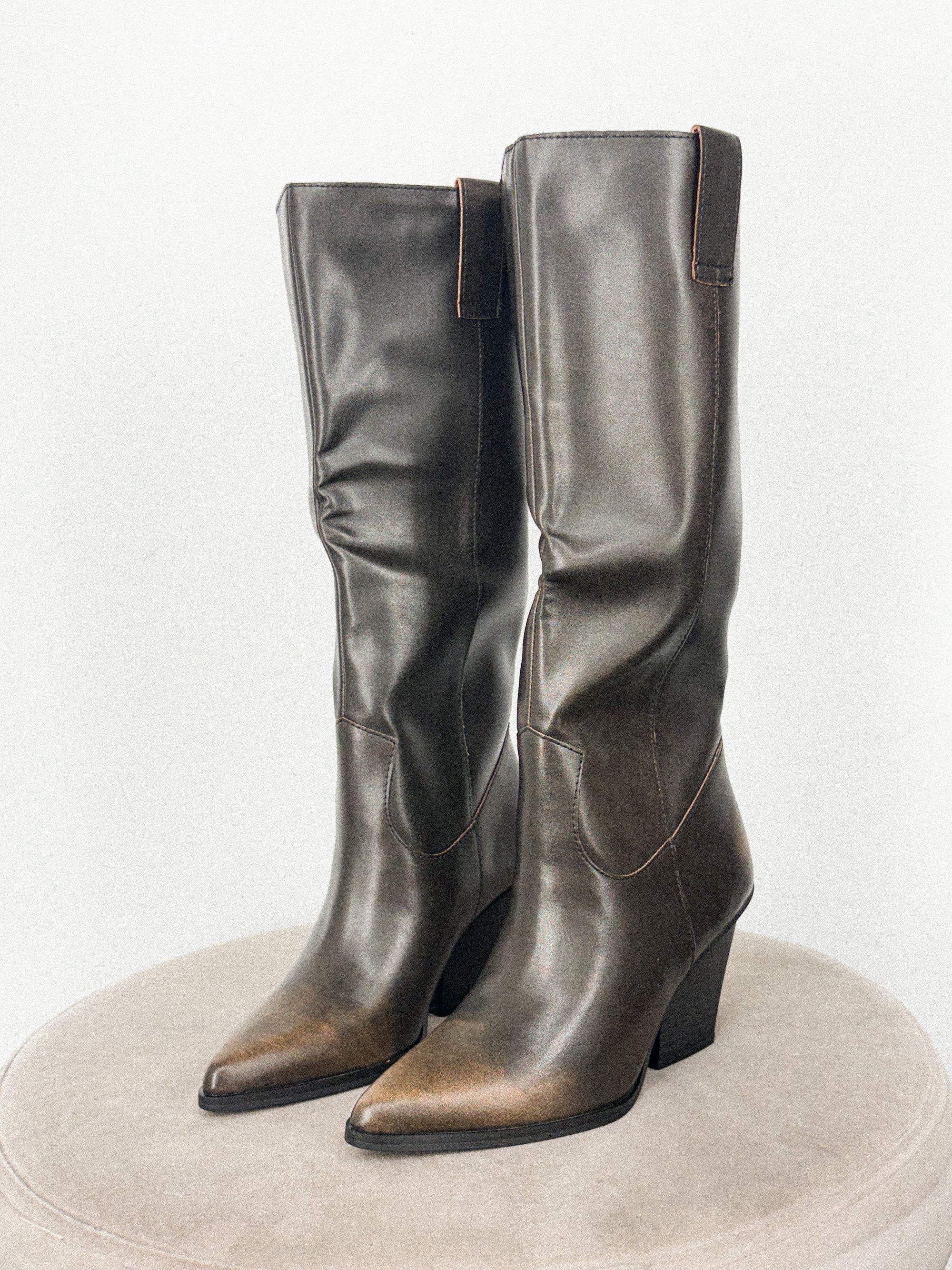 Collins distressed western boot black