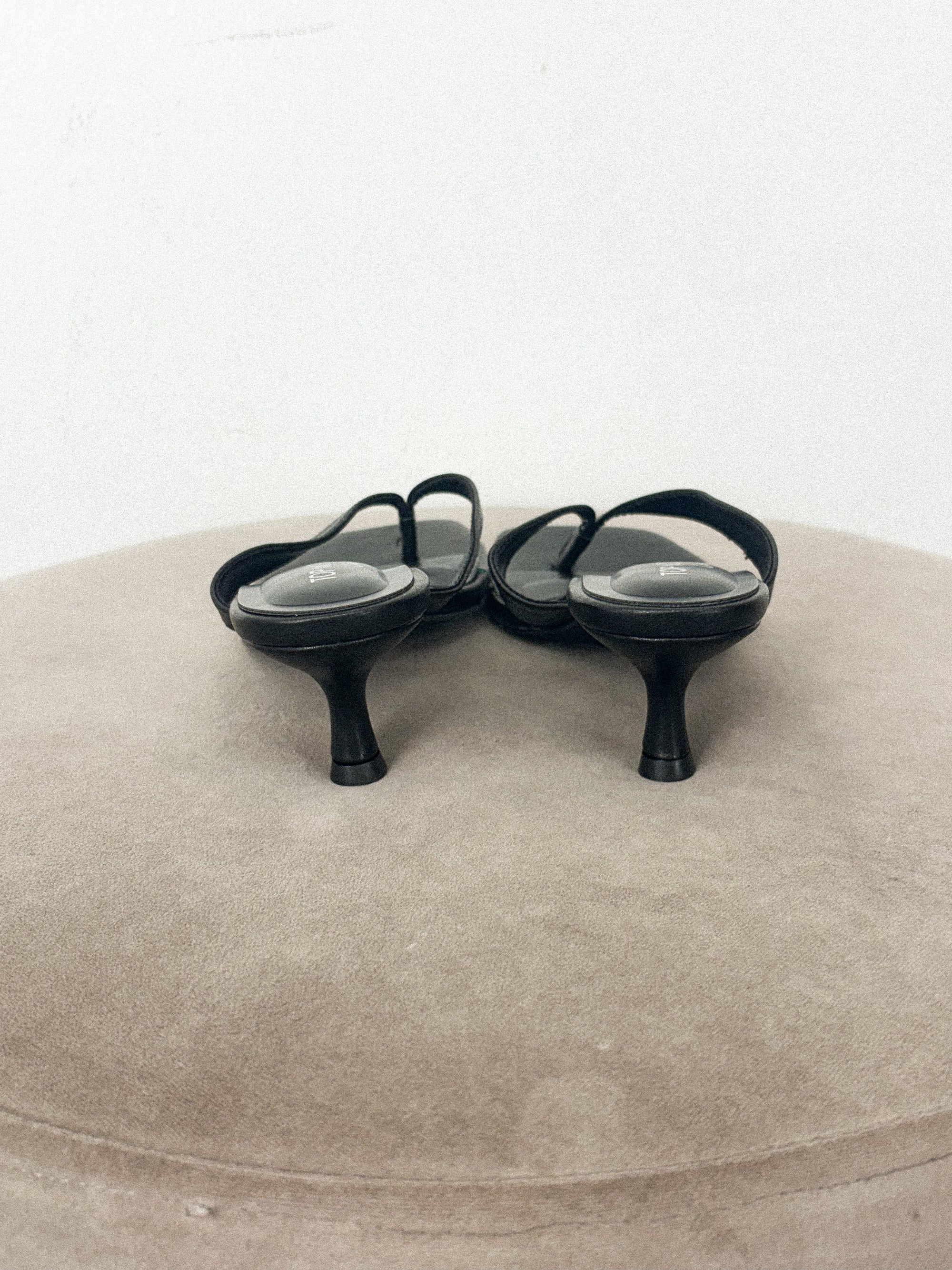 Lettie flip flop kitten heel black