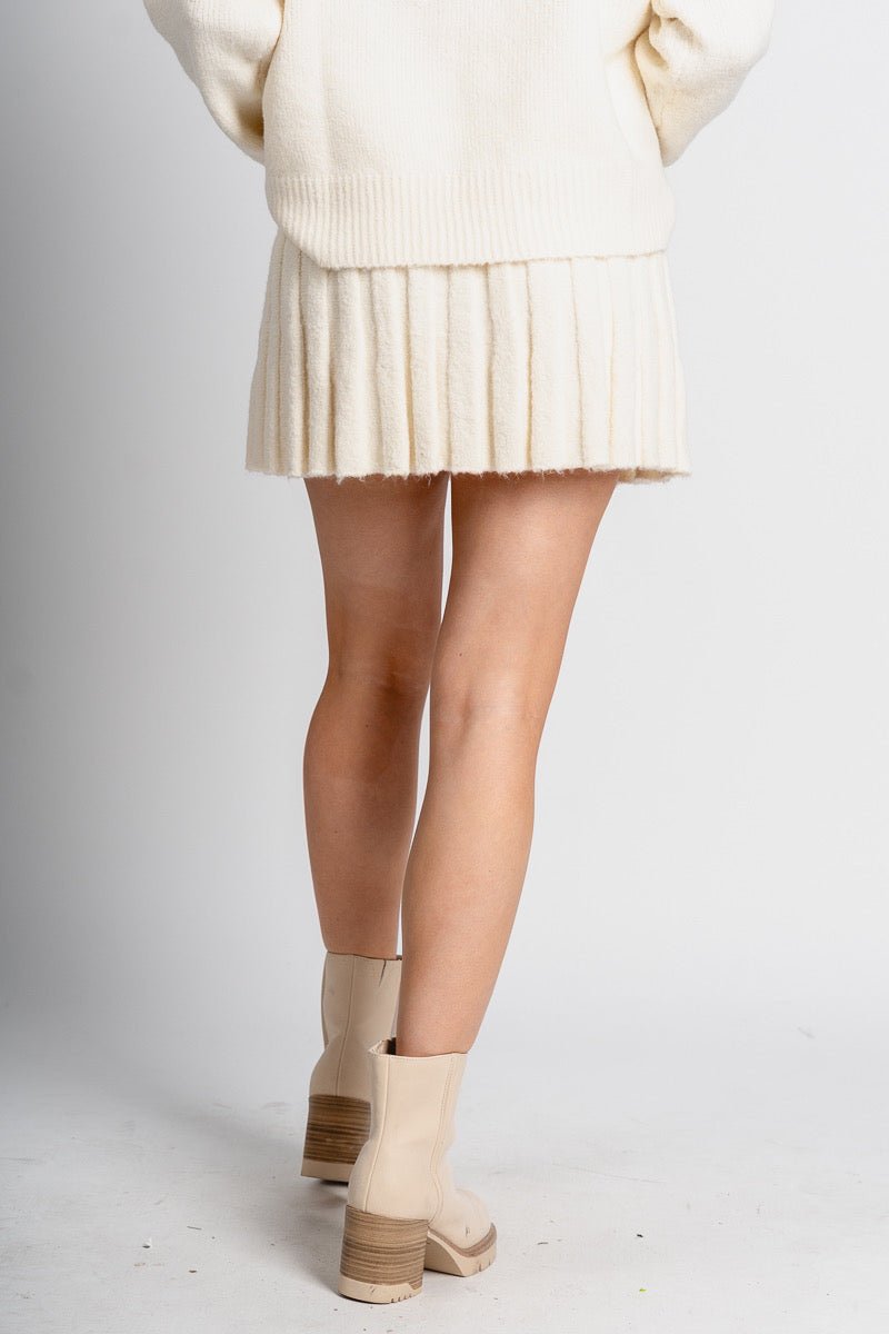 Pleated sweater mini skirt cream