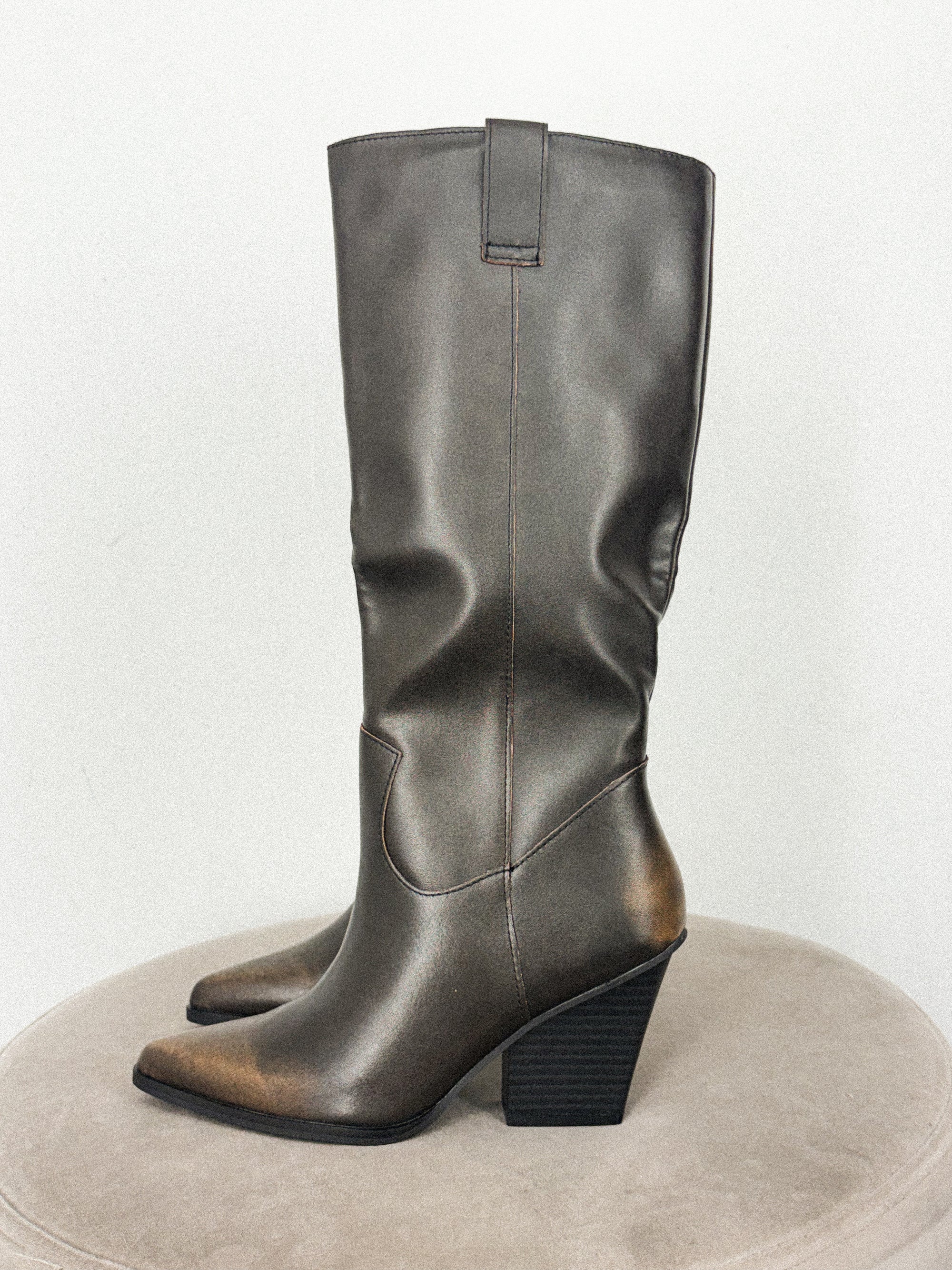 Collins distressed western boot black