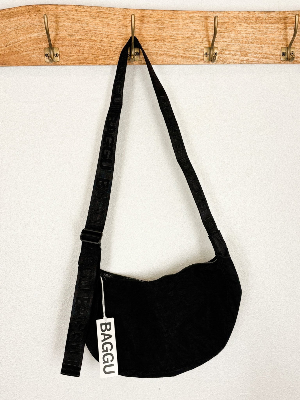 Baggu medium nylon crescent bag black - Trendy Bags at Lush Fashion Lounge Boutique in Oklahoma City