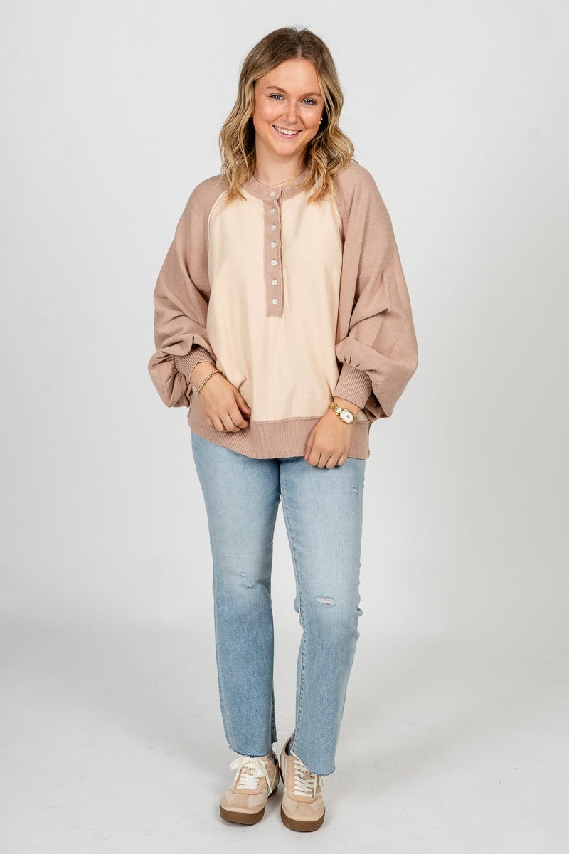 Color block henley top taupe/cream