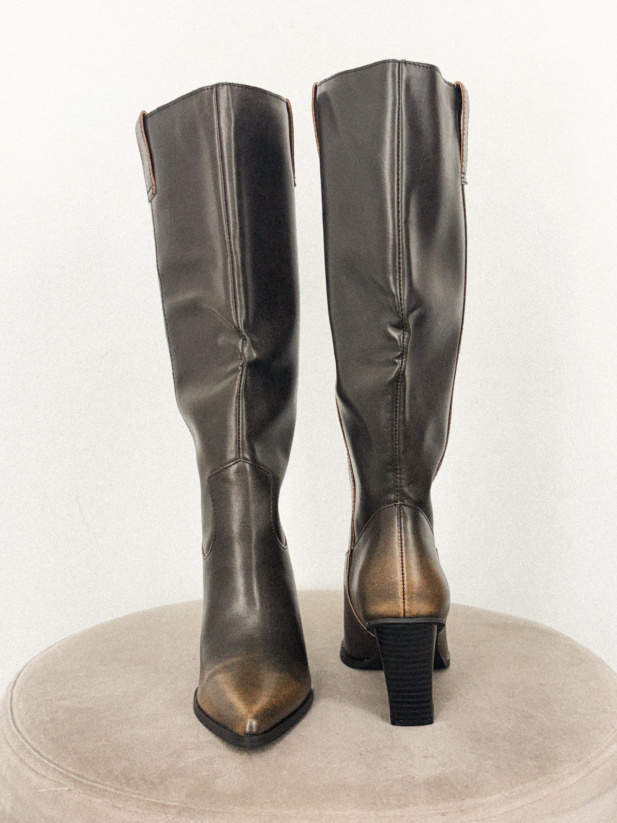 Collins distressed western boot black