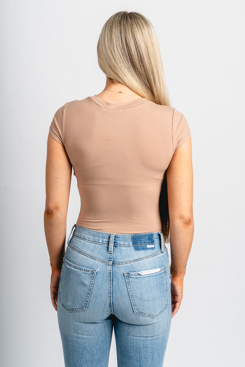 Short sleeve ribbed bodysuit tan