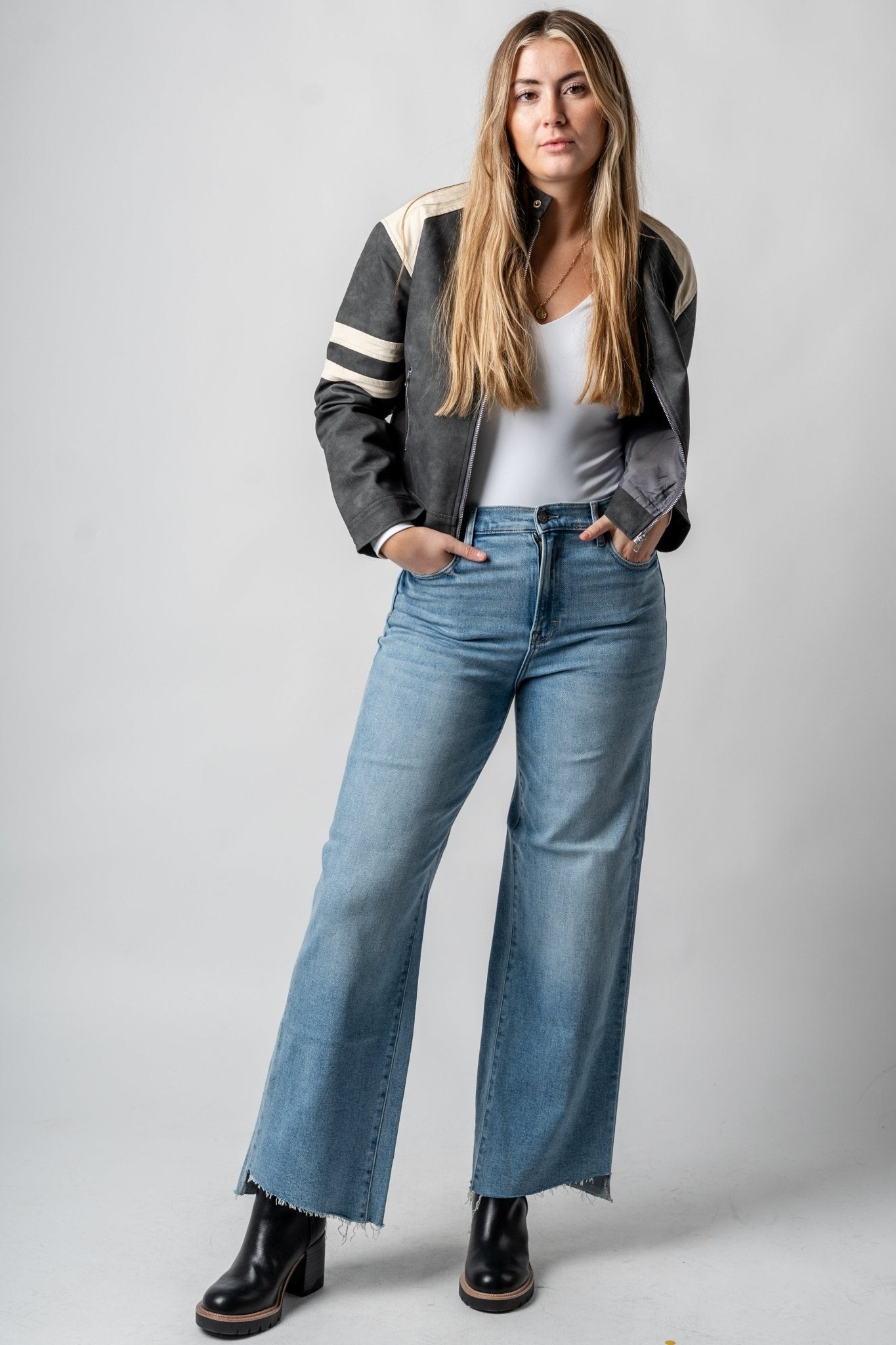 Hidden Logan high rise dad jeans medium light | Lush Fashion Lounge: boutique women's jeans, fashion jeans for women, affordable fashion jeans, cute boutique jeans