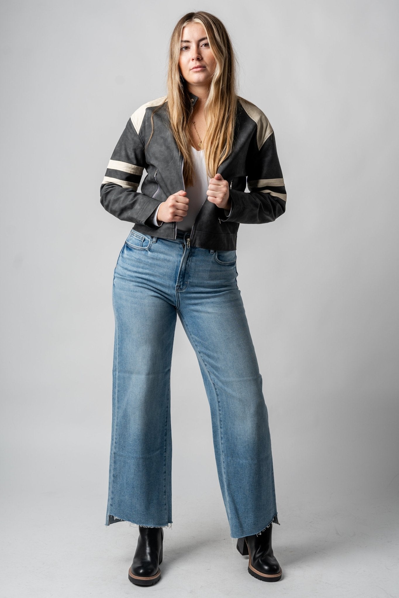 Hidden Logan high rise dad jeans medium light | Lush Fashion Lounge: boutique women's jeans, fashion jeans for women, affordable fashion jeans, cute boutique jeans