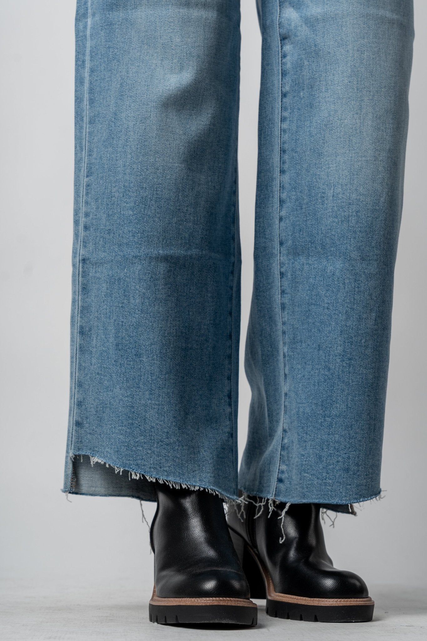 Hidden Logan high rise dad jeans medium light | Lush Fashion Lounge: boutique women's jeans, fashion jeans for women, affordable fashion jeans, cute boutique jeans