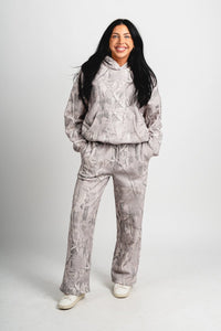 Camo wide leg sweatpants grey | Lush Fashion Lounge: women's boutique pants, boutique women's pants, affordable boutique pants, women's fashion pants