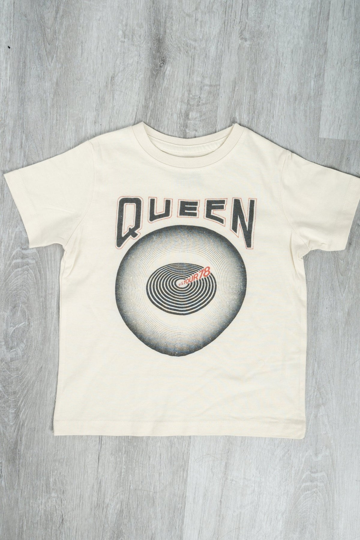 KIDS Queen jazz tour tee oatmeal - Trendy Band T-Shirts and Sweatshirts at Lush Fashion Lounge Boutique in Oklahoma City