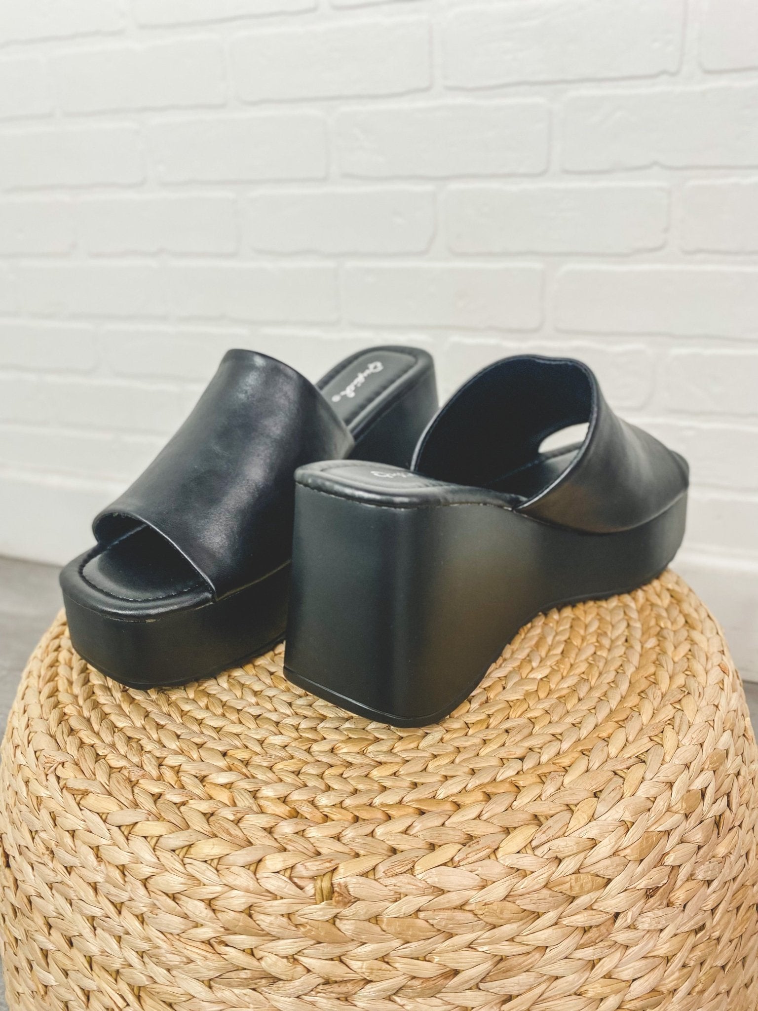 Afton one band sandal black - Trendy Shoes - Fashion Shoes at Lush Fashion Lounge Boutique in Oklahoma City